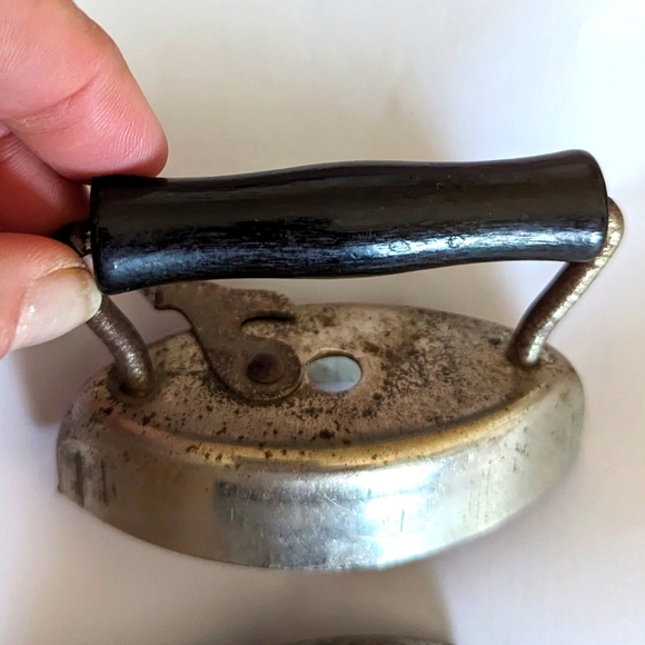 Antique cast iron Iron - Picture 2 of 5